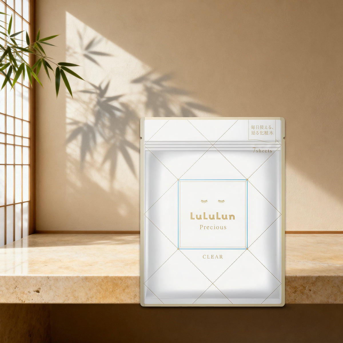 מסכת LuLuLun Precious CLEAR על משטח טרוורטין, צל במבוק על הקיר