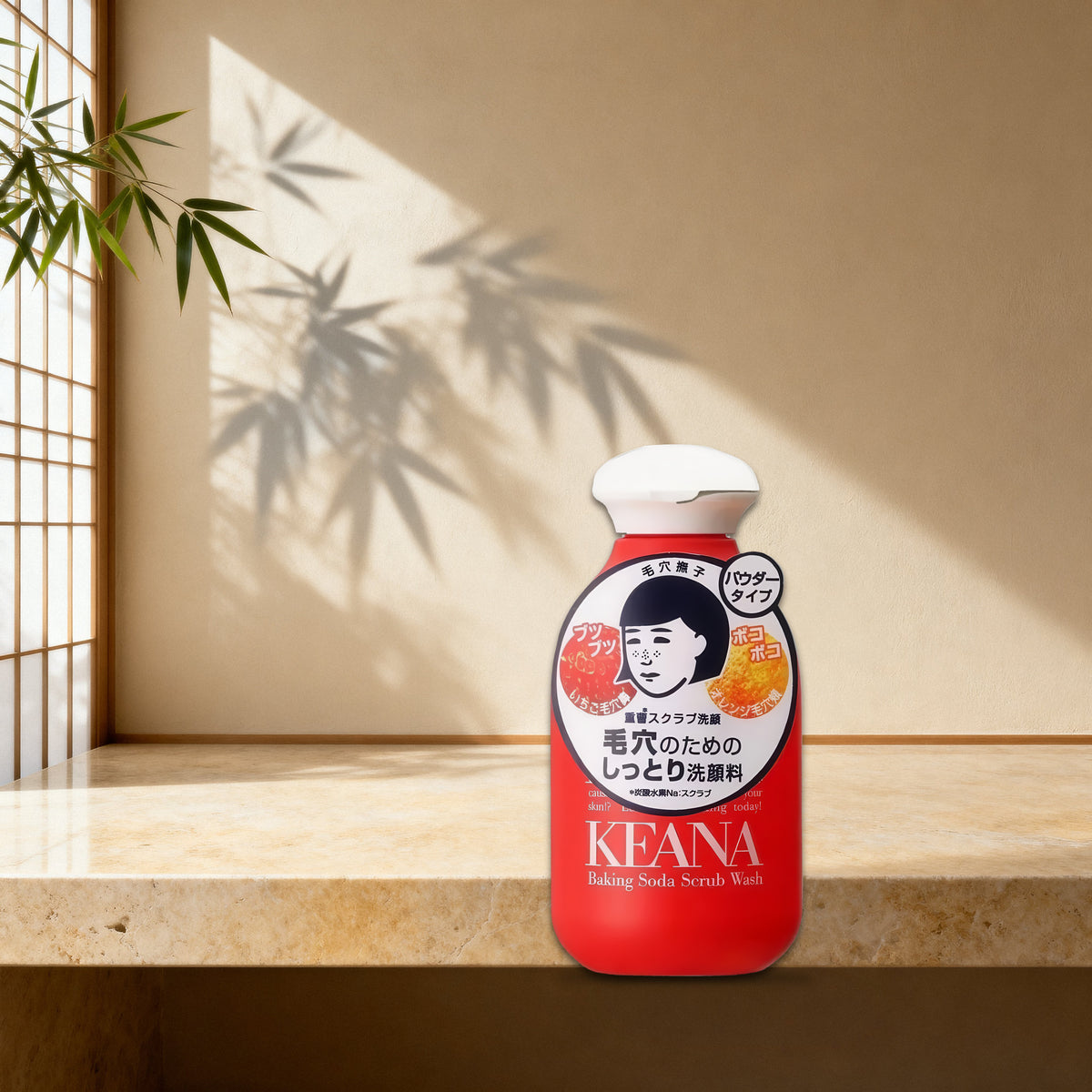 תרחיץ הפנים Keana על משטח טרוורטין, צל במבוק על הקיר