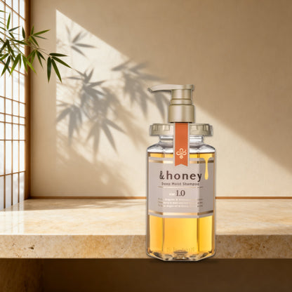שמפו honey& 1.0 על משטח טרוורטין, צל במבוק על הקיר