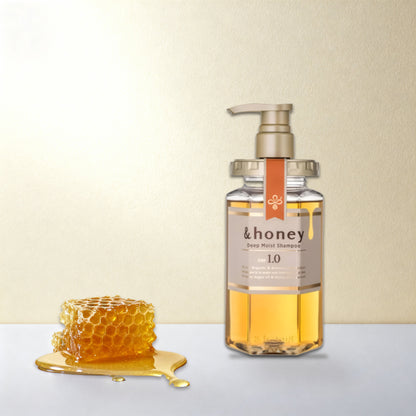 שמפו honey& 1.0 על משטח בהיר, לצד חלת דבש